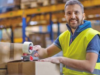 Bannière d'un homme préparant une commande en entrepôt