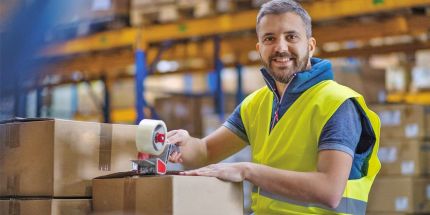 Bannière d'un homme préparant une commande en entrepôt