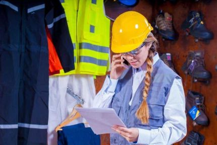 femme téléphone en logistique