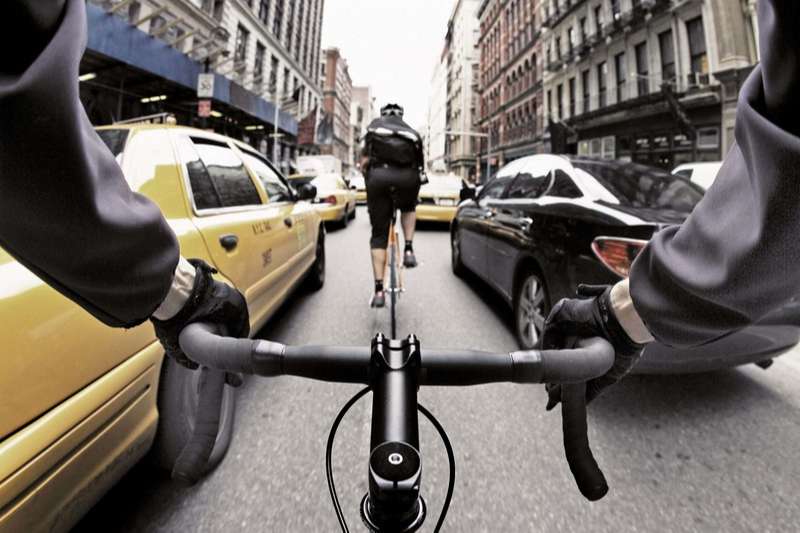 Livreur en vélo en centre-ville