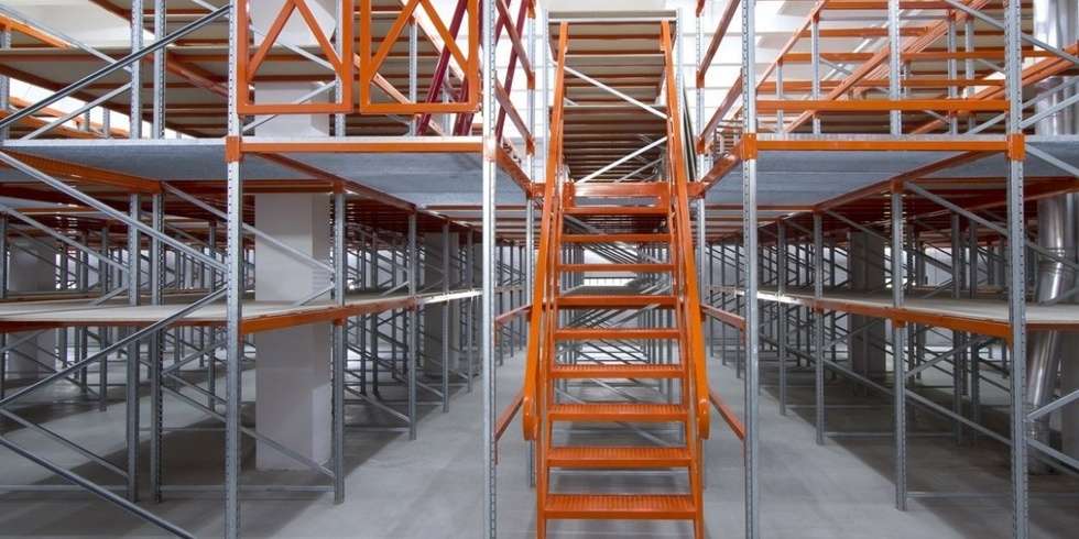 Les mezzanines industrielles permettent de créer de l'espace de stockage supplémentaire