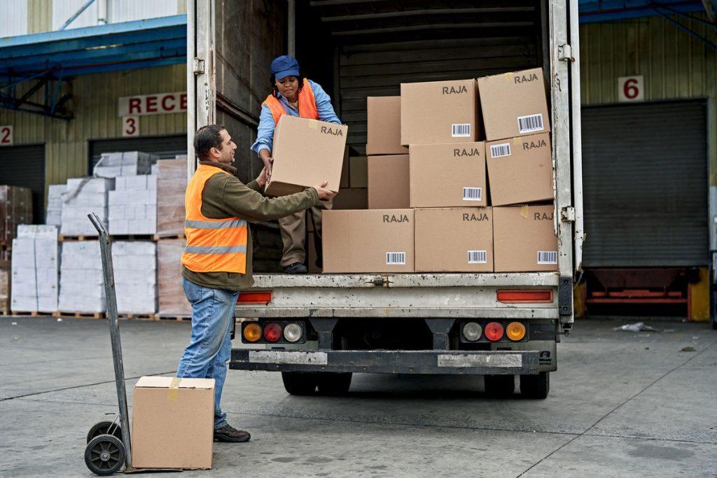 Tout savoir sur le camion logistique : comment le choisir et l’équiper