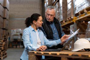 deux employés gère les stocks