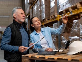 deux employés gèrent les stock