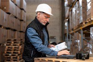 un homme gère les stocks