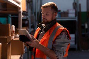 employé gère les stocks via sa tablette